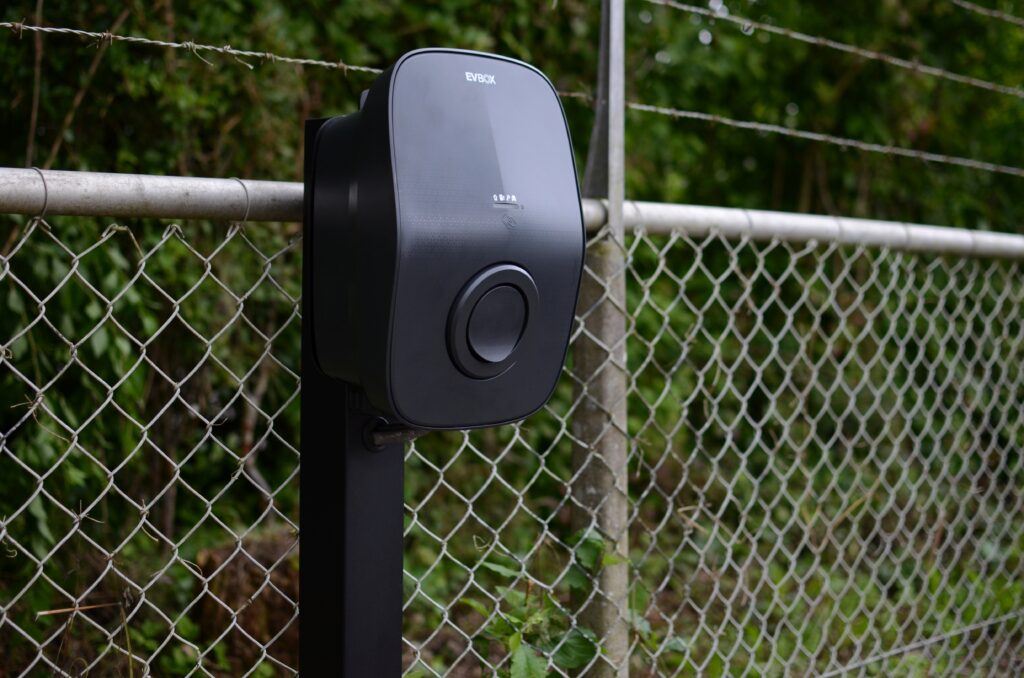 EVBox Livo op paal