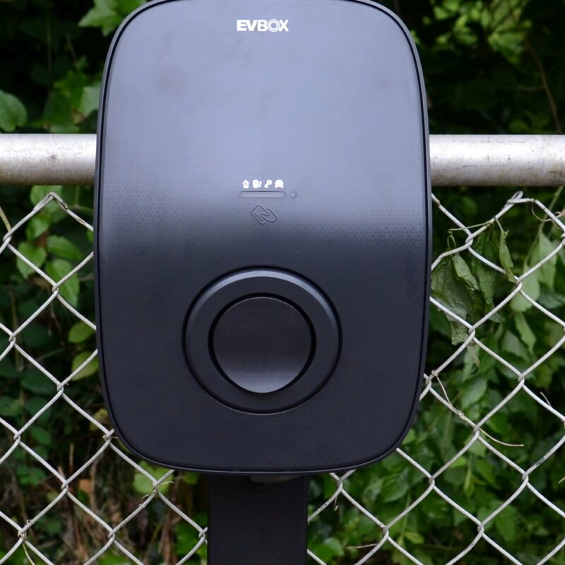 EVBox Livo op paal