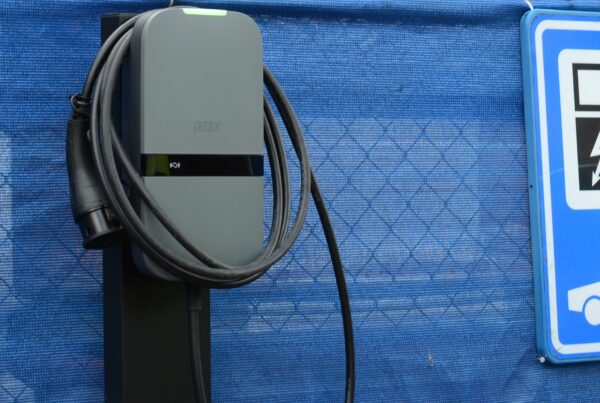 Peblar Business met vaste kabel en een verkeersbord