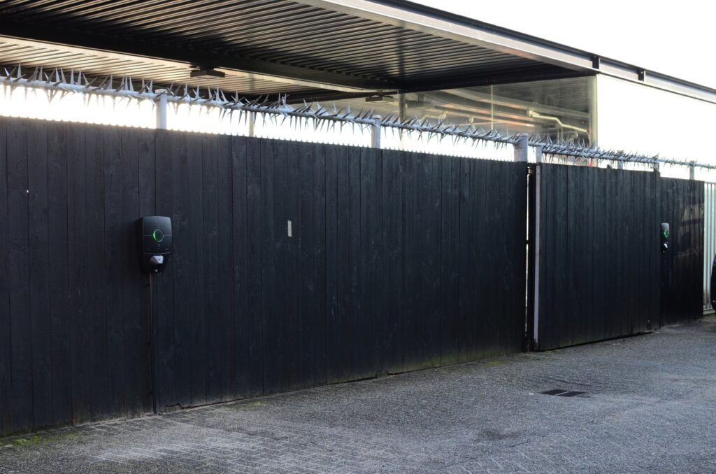 2x Zaptec Pro op schutting